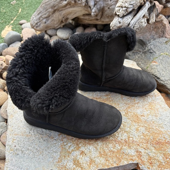 UGG Bailey Button Boots Womens 7 Black Sheepskin Suede Winter 5803 - Picture 2 of 10